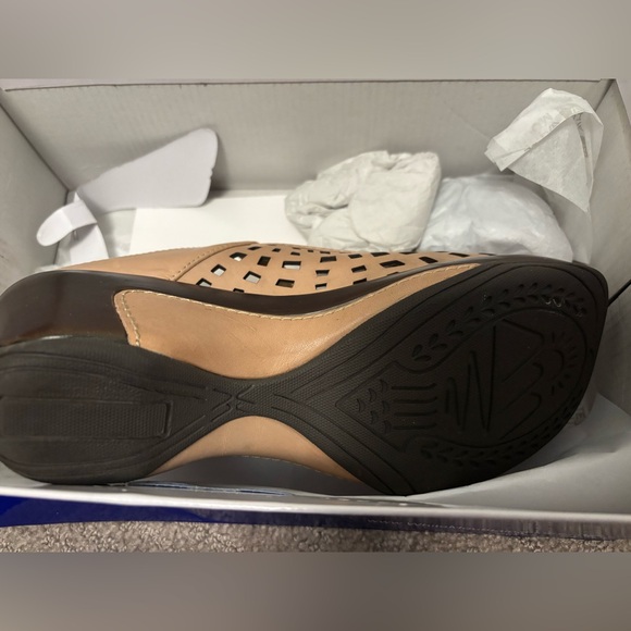 White Mountain Marvy Taupe Genuine Leather Peep Toe Wedge Shoes – Size 7.5M - Picture 4 of 7